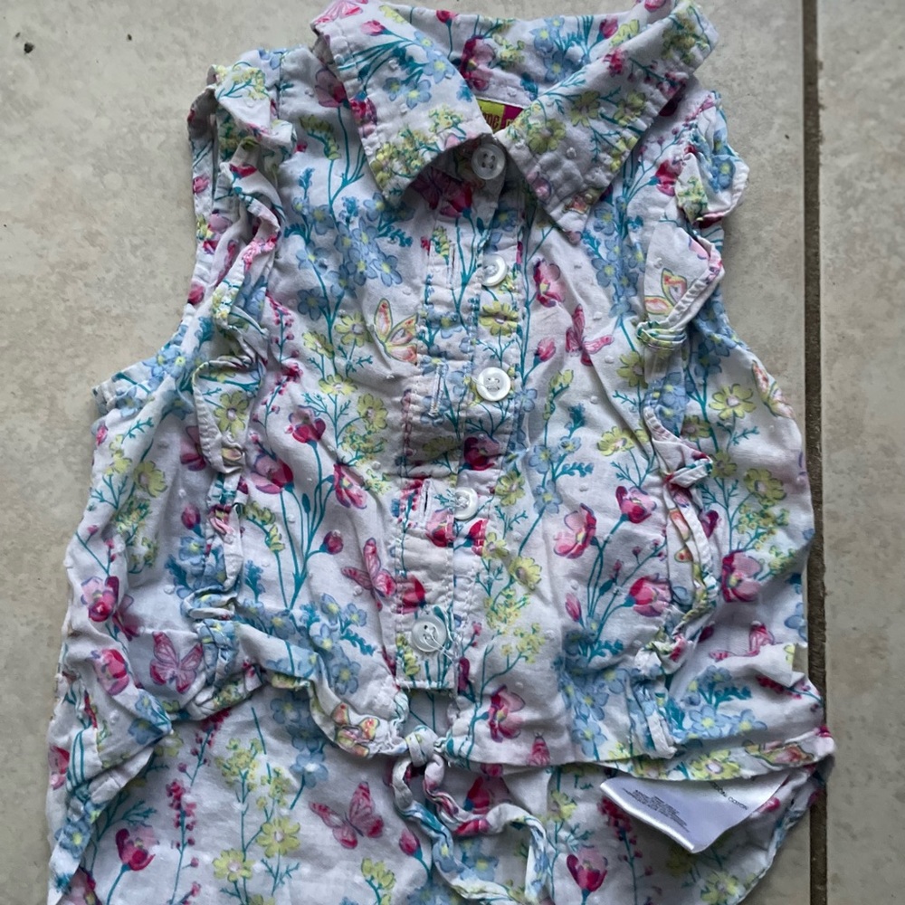An adorable high rise top, size 3T